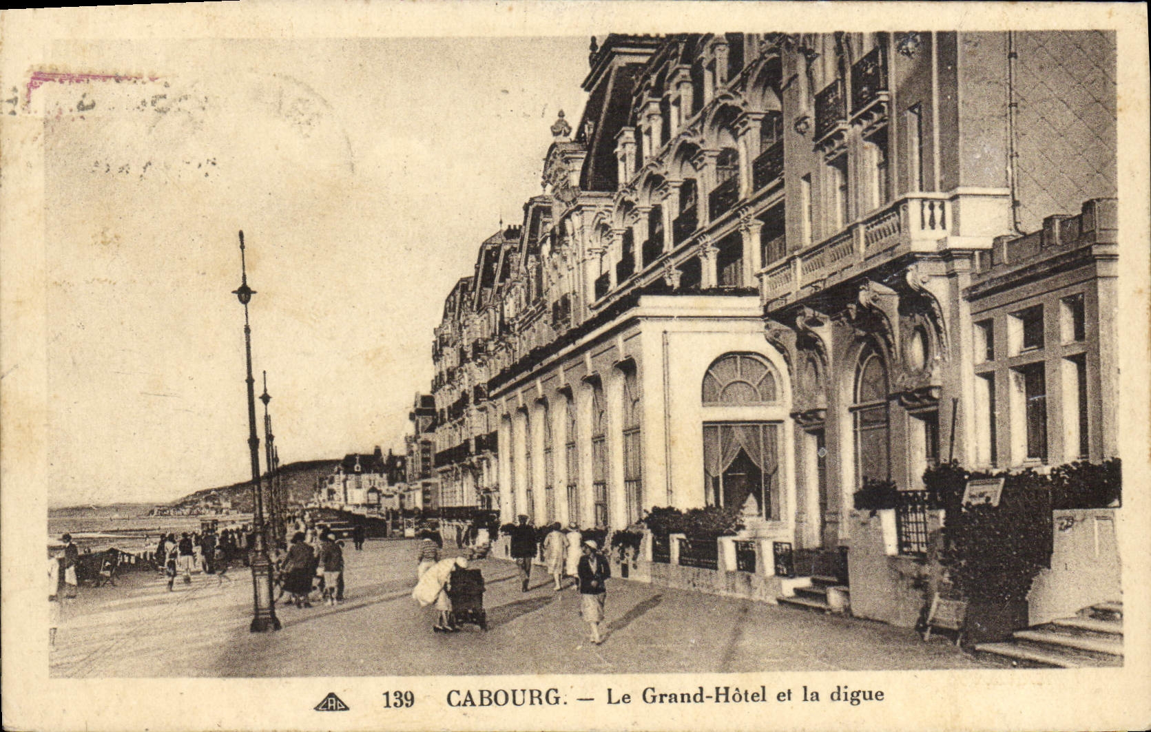 Cabourg — Le Grand-Hôtel et la digue — CH DES ARTS PHOTOMÉCANIQUE