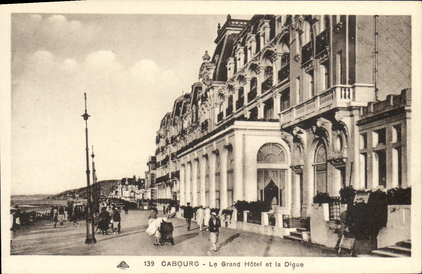 Cabourg - Le Grand Hôtel et la Digue — éditeur CPAPHIL, n° de série 139