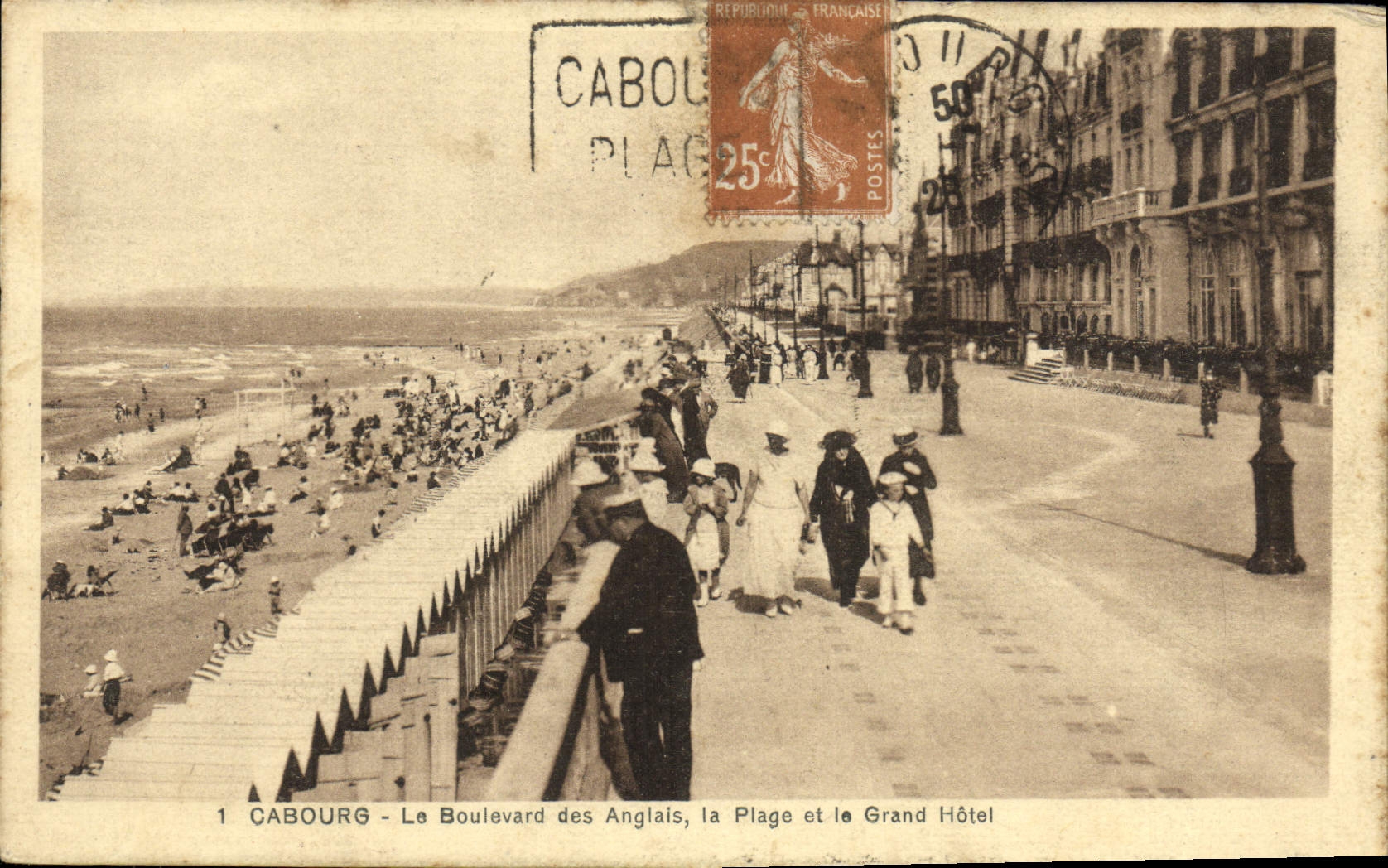 Cabourg - Le Boulevard des Anglais, la Plage et le Grand Hôtel