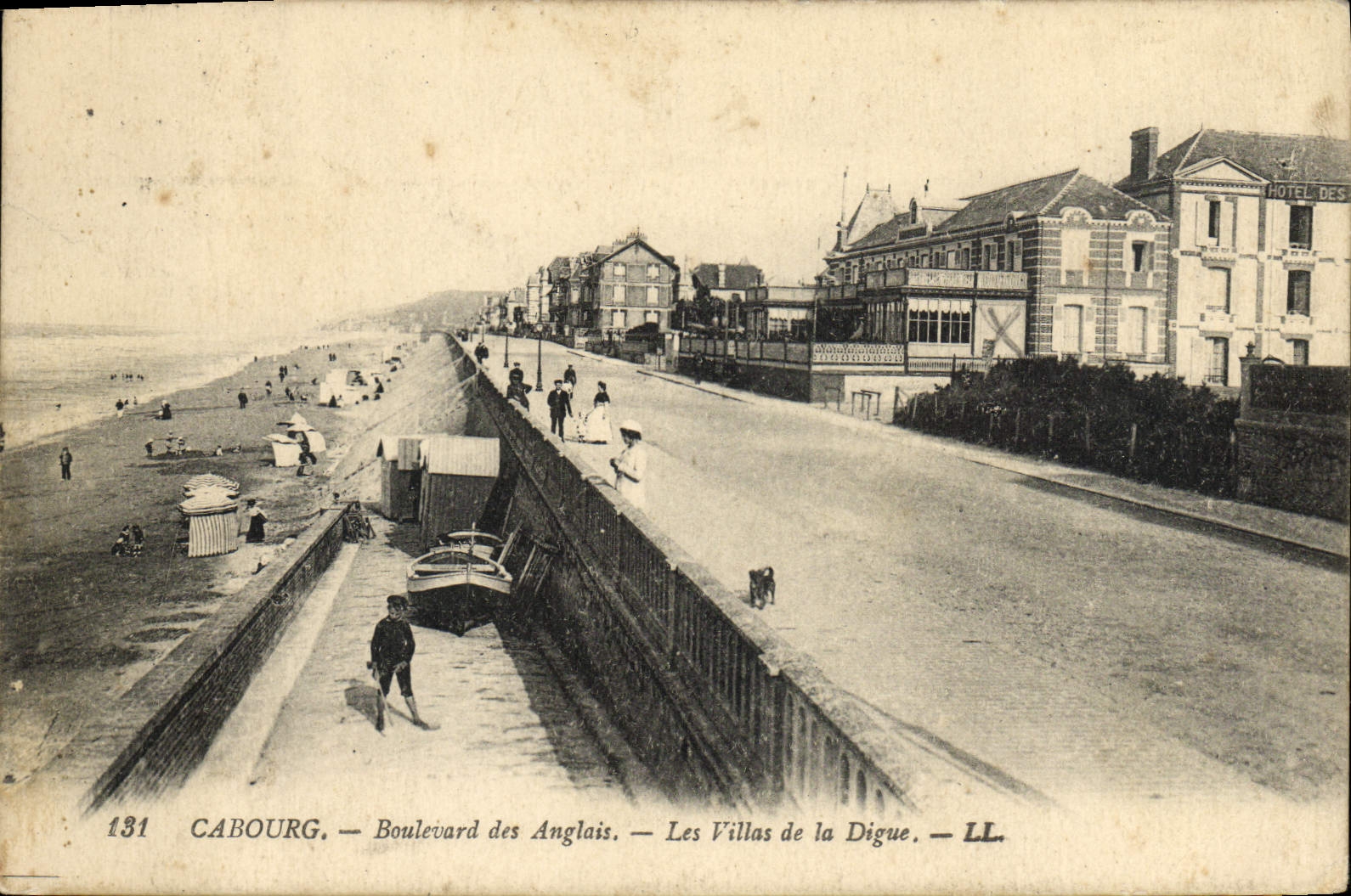 Cabourg — Boulevard des Anglais — Les Villas de la Digue — LL