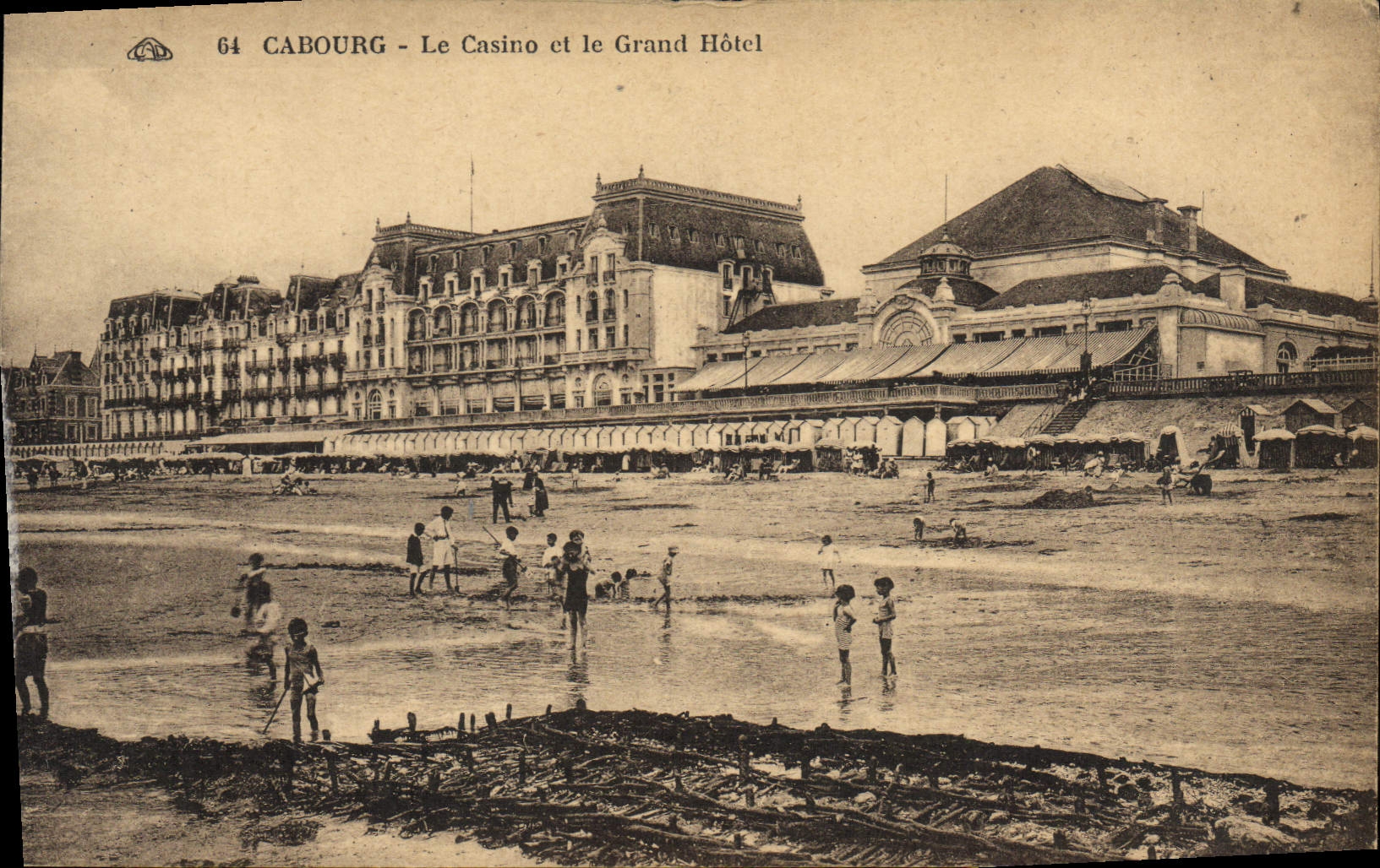 Cabourg - Le Casino et le Grand Hôtel — éditeur CPA PHIL, n° 64