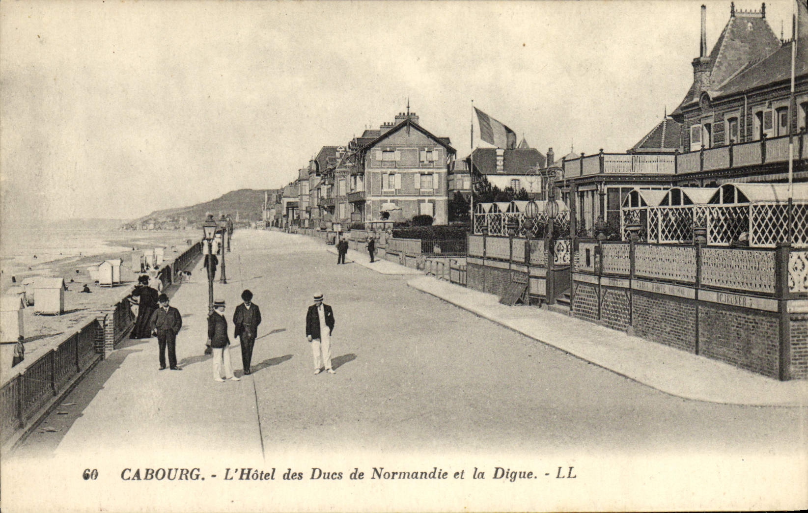 Cabourg - L'Hôtel des Ducs de Normandie et la Digue - LL