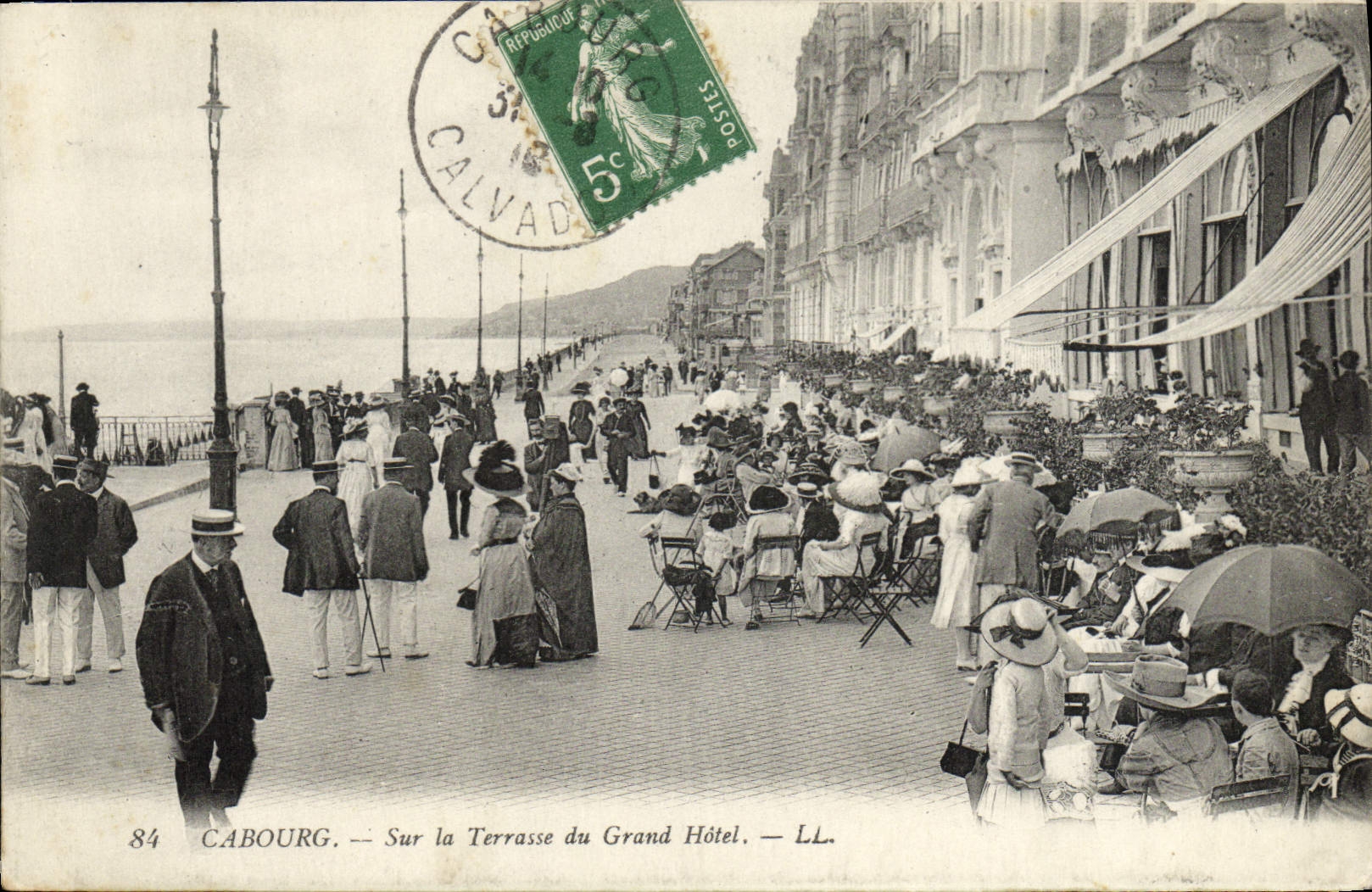 CPA Cabourg Sur la Terrasse du Grand Hotel