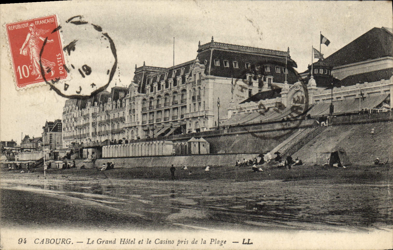 Cabourg — Le Grand Hôtel et le Casino pris de la Plage — LL