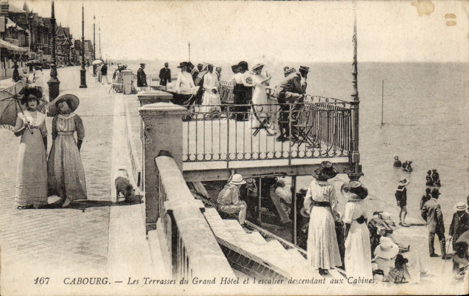 CPA Cabourg Les terrasses du grand hotel et l'escalier descendant aux cabines