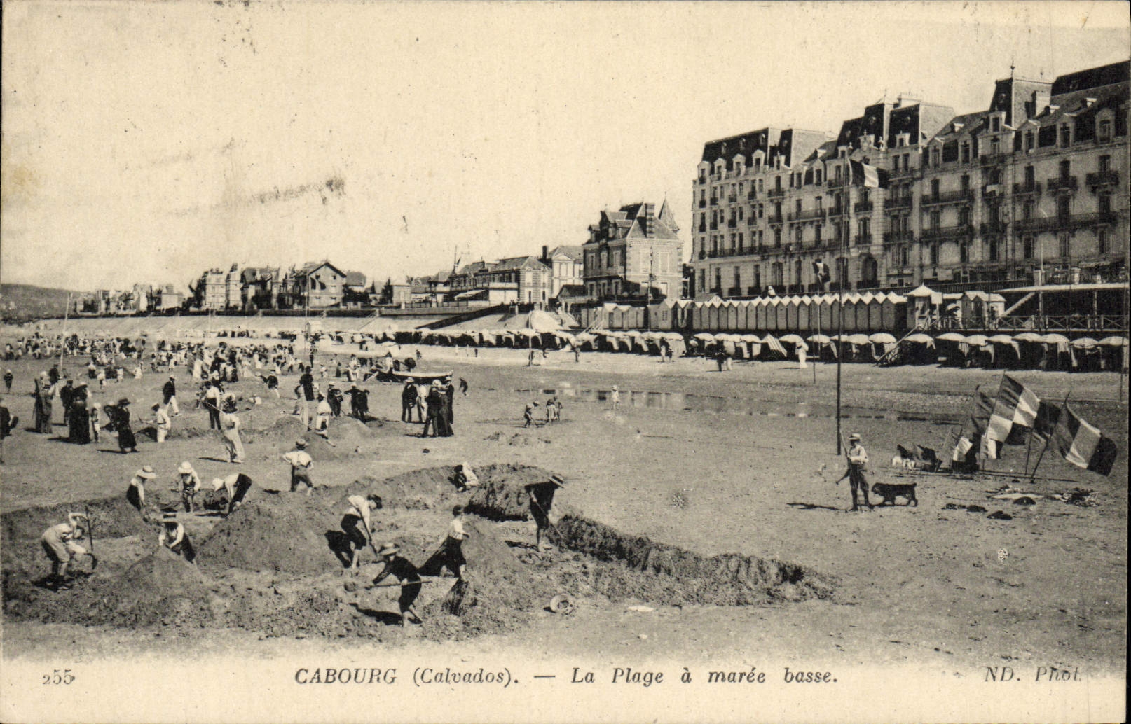 Cabourg (Calvados) — La Plage à marée basse — ND. Phot.