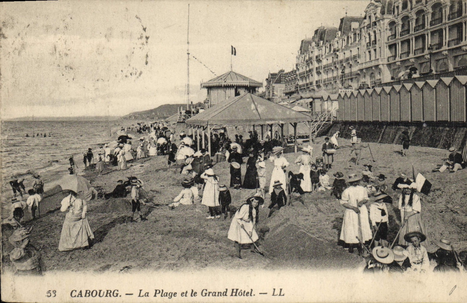 Cabourg — La Plage et le Grand Hôtel — LL
