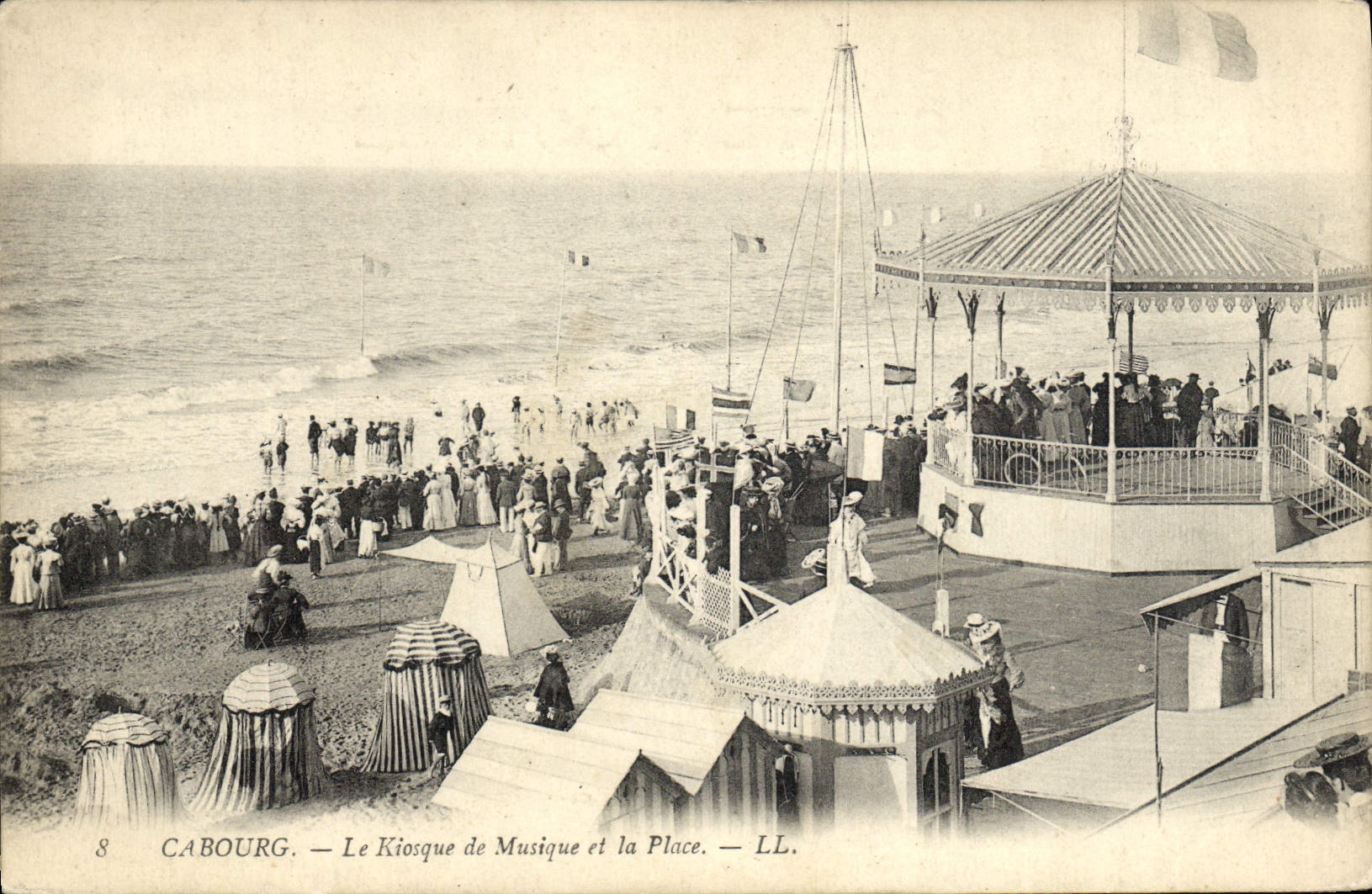 Cabourg — Der Musikkiosk und der Platz — LL.