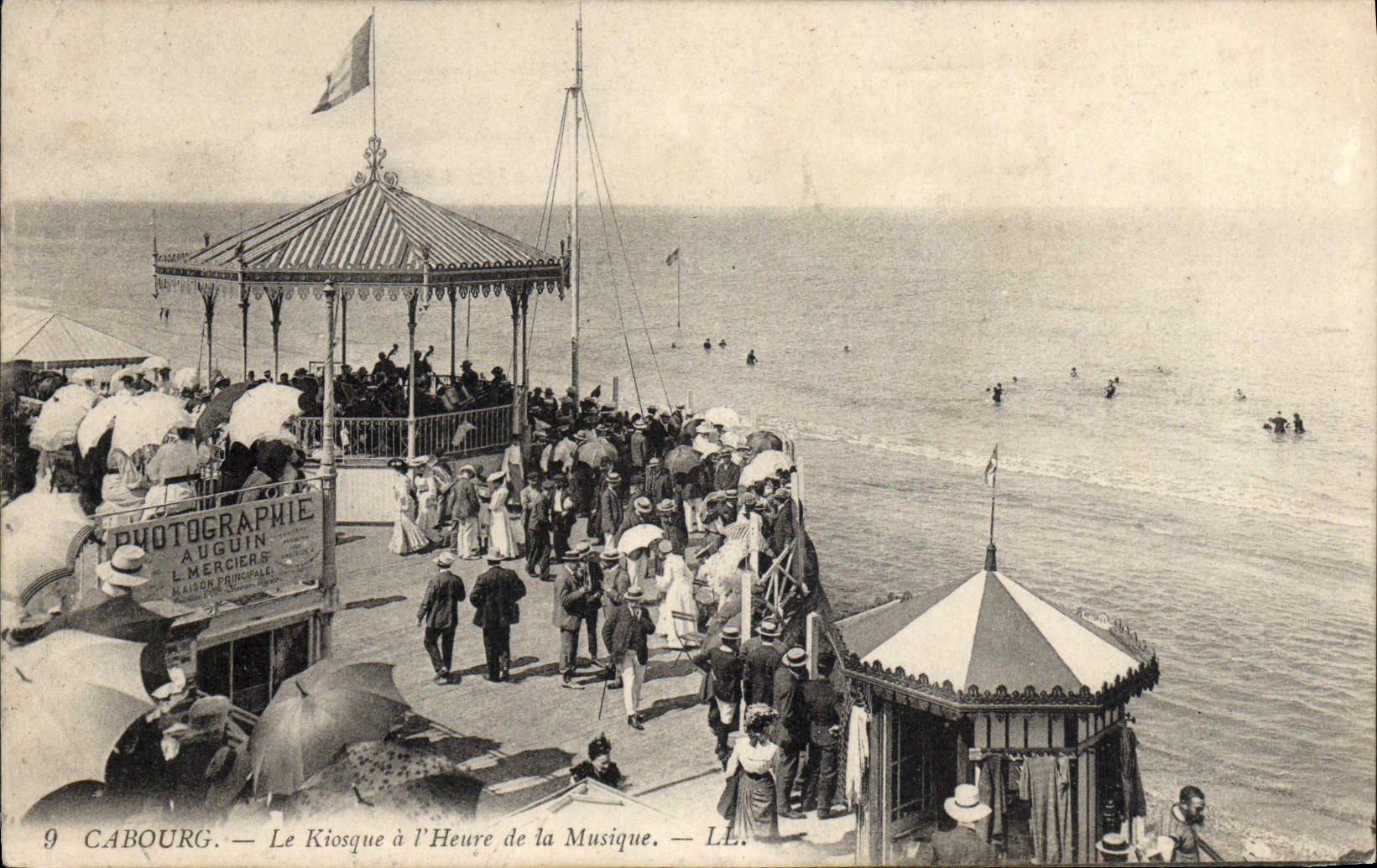 CPA Cabourg Le Kiosque a l'Heure de la Musique 