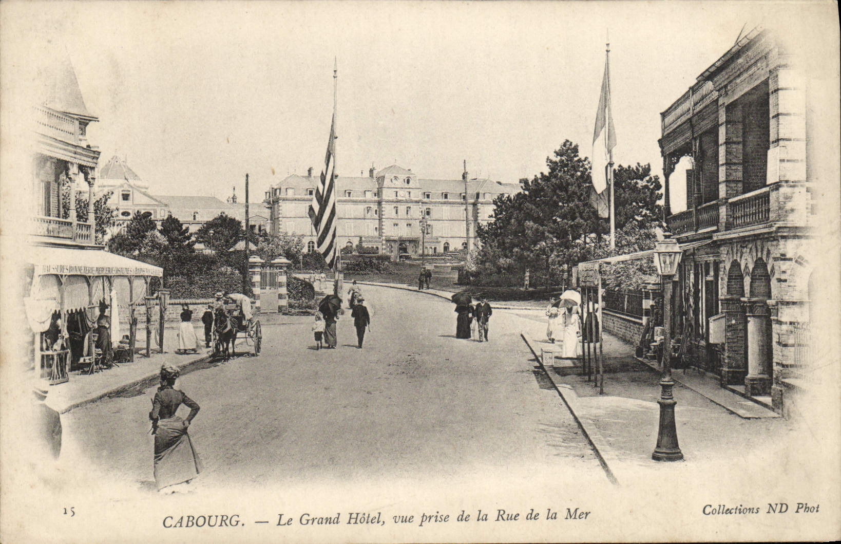 CPA Cabourg Le Grand Hotel vue prise de la Rue de la Mer 
