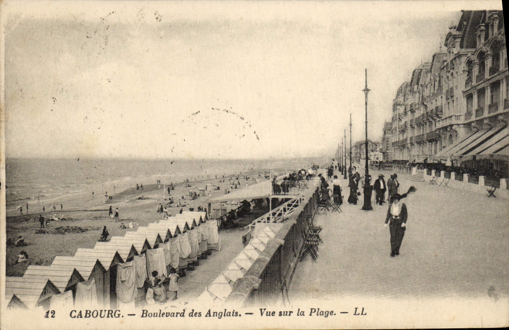 Cabourg — Boulevard des Anglais — Vue sur la Plage — LL