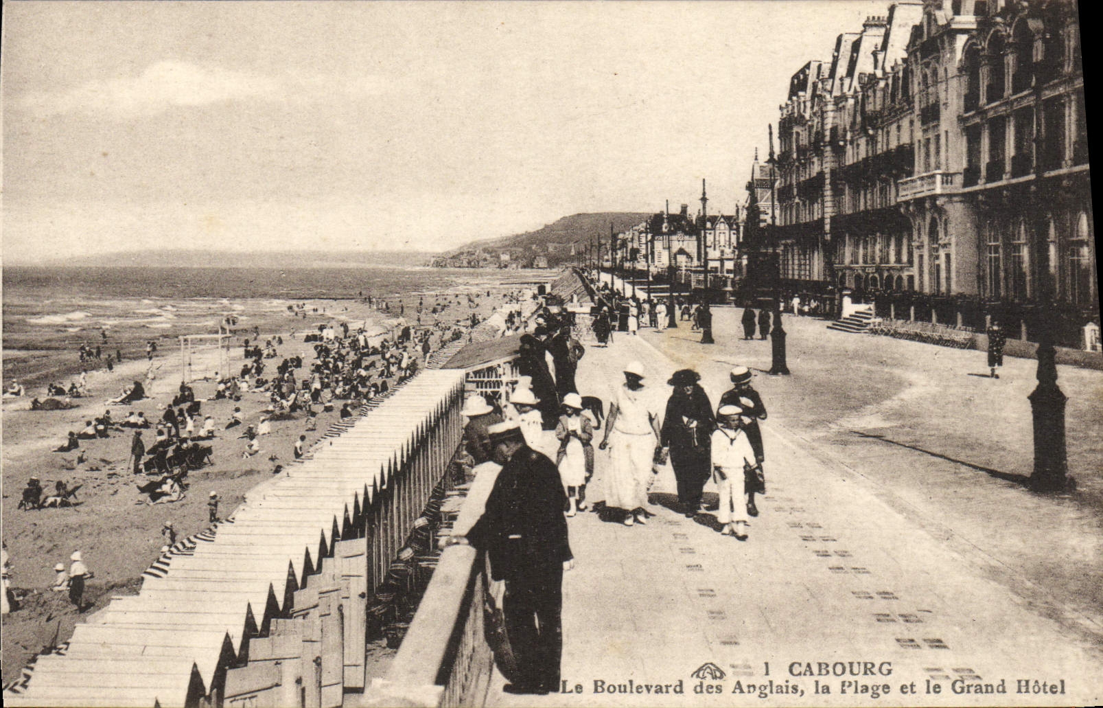Cabourg — Le Boulevard des Anglais, la Plage et le Grand Hôtel — éditeur : La Société des Arts Français