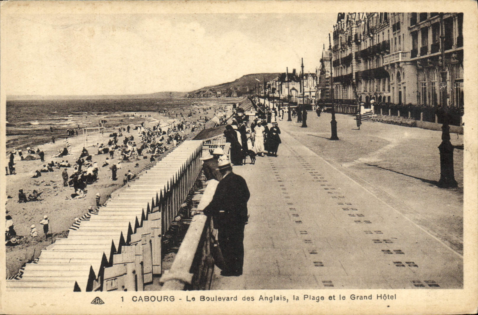 Cabourg - Le Boulevard des Anglais, la Plage et le Grand Hôtel — éditeur C. Des Arts Photomécaniques, n°1
