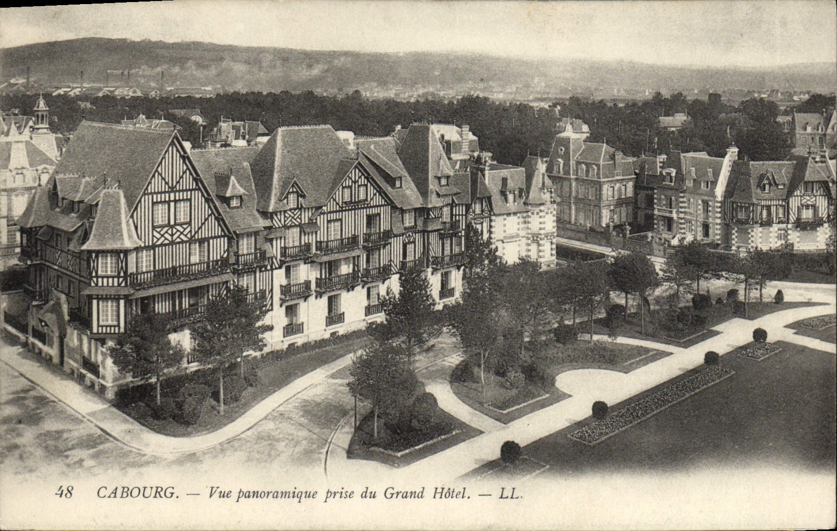 Cabourg — Vue panoramique prise du Grand Hôtel — LL. — n°48