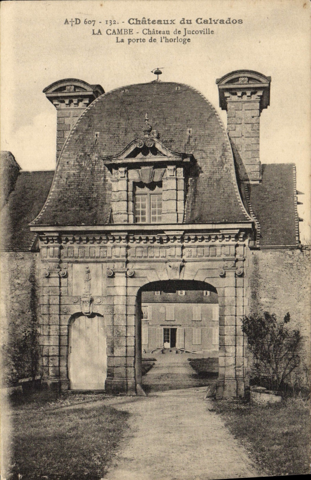La Cambe - Château de Jucoville — La porte de l'horloge — A. Dubourg, éditeur, Châteaux du Celvados