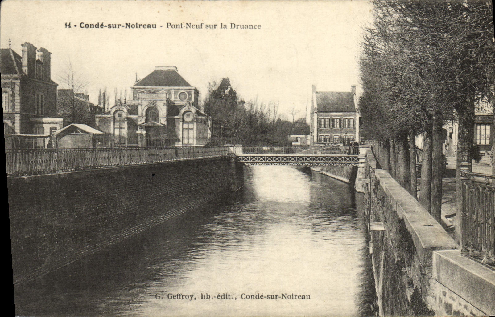 CPA Conde sur Noireau Pont Neuf sur la Druance 