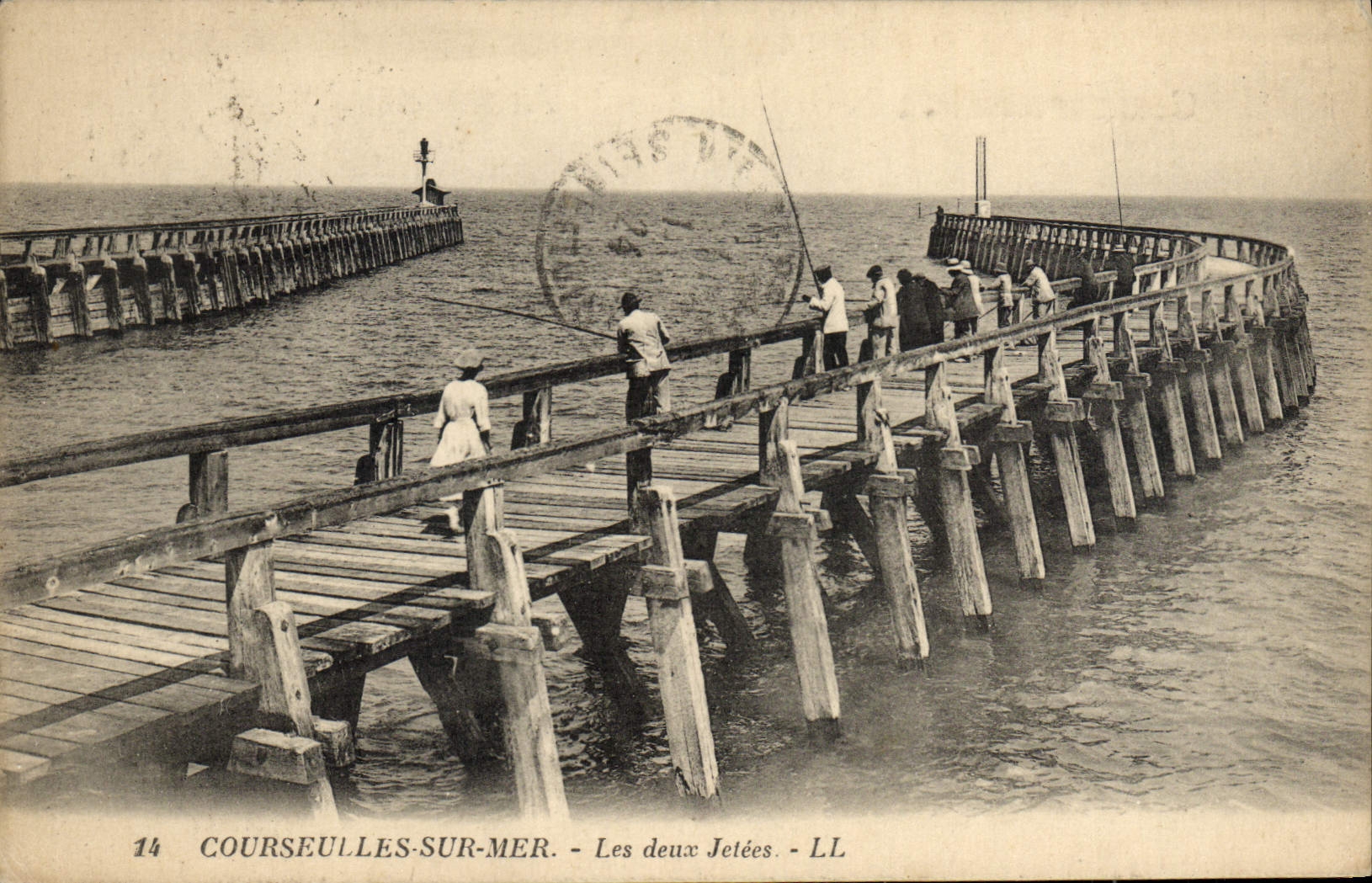 CPA Courseulles sur Mer Les deux Jetees Peche Pecheurs