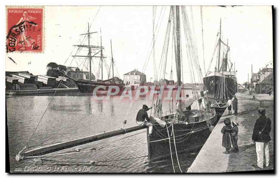 CPA Courseulles Le bassin a flot Bateaux 