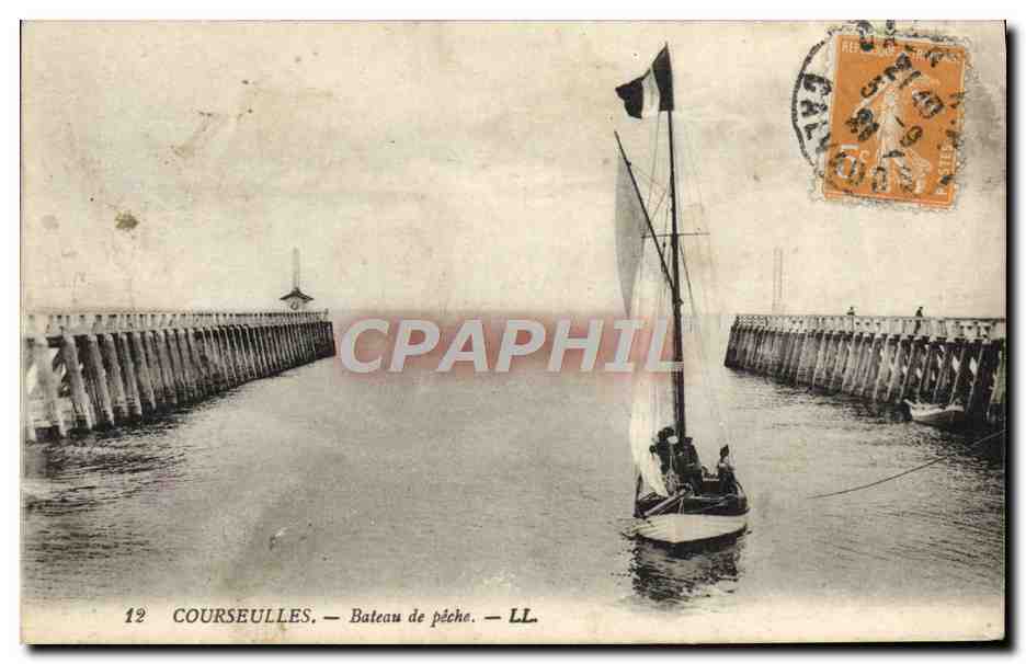 CPA Courseulles Bateau de Peche 