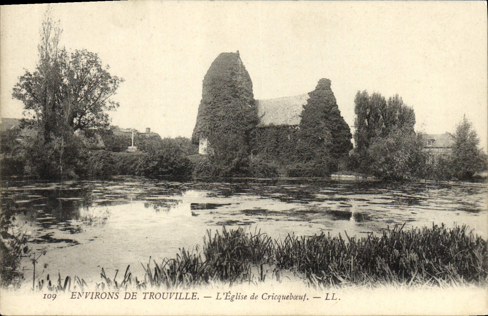 Environ de Trouville — L'Église de Cricquebœuf — LL.