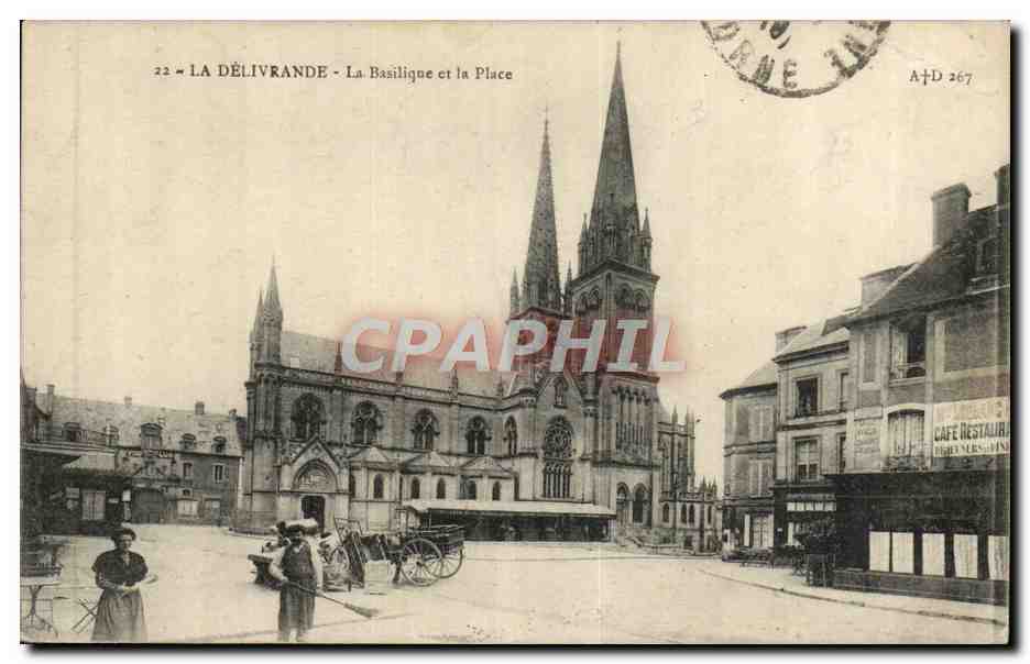 CPA La Delivrande La Basilique La Place 