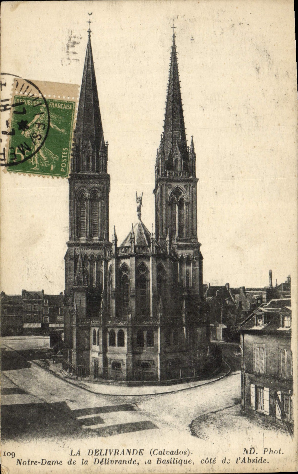 Notre-Dame de la Délivrande (Calvados) — Basilique, côté de l'Abside — ND. Phot.
