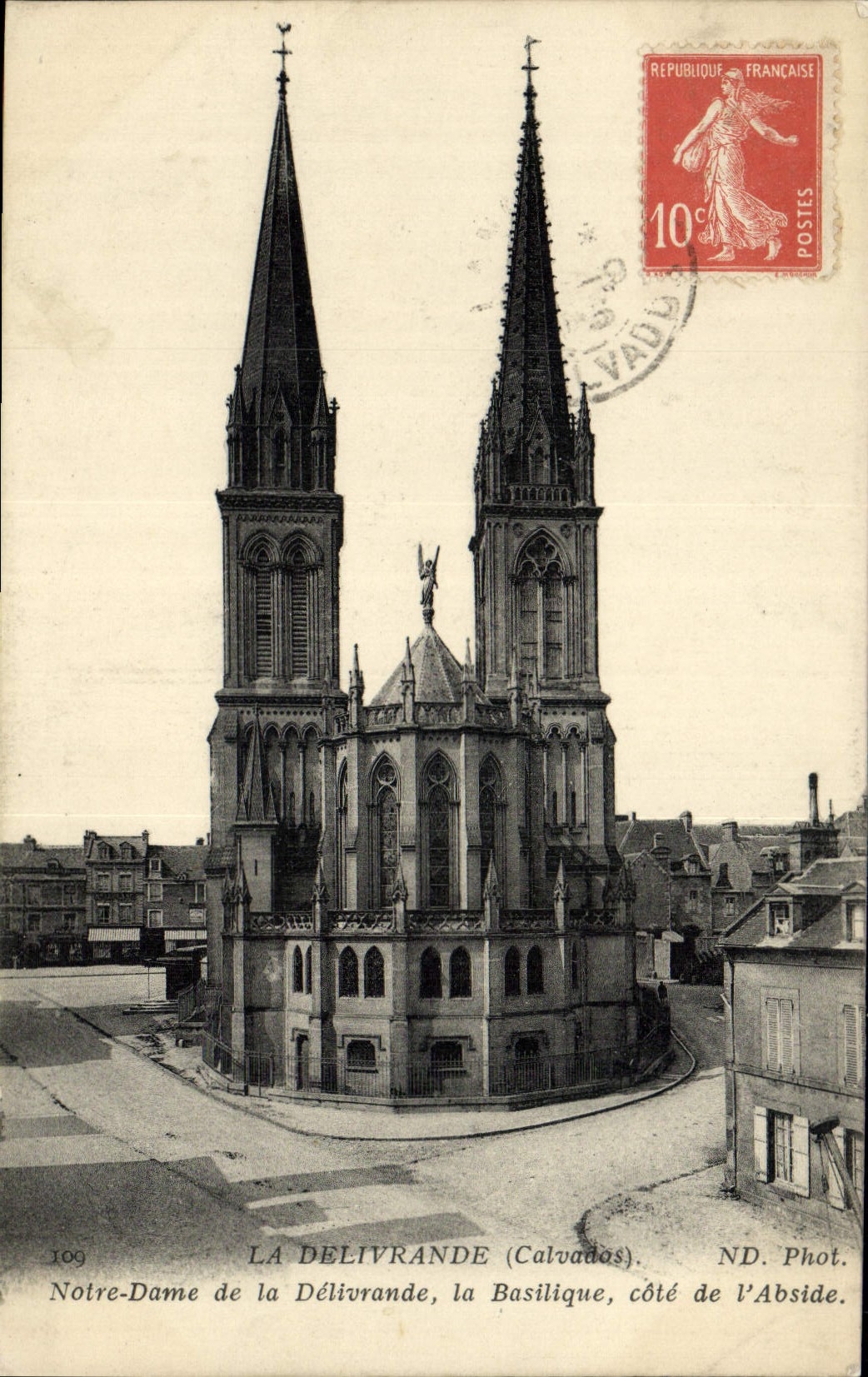 Notre-Dame de la Délivrande (Calvados) — la Basilique, côté de l'Abside — ND. Phot.