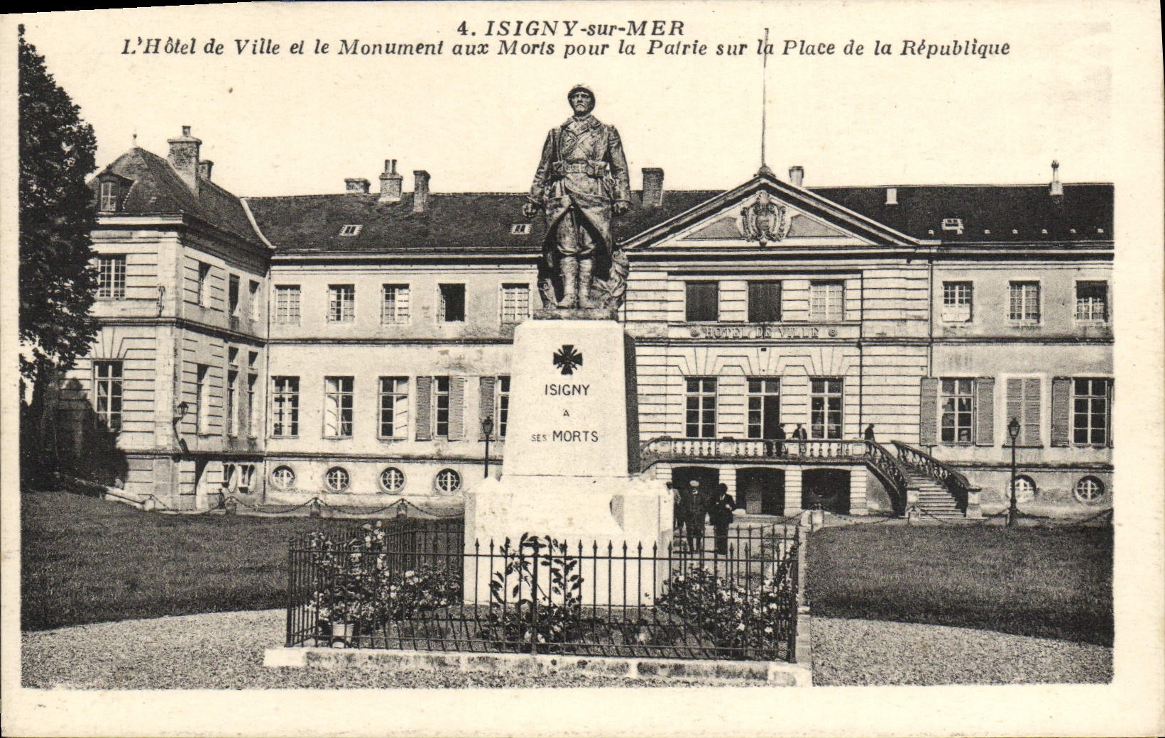 Isigny-sur-Mer — Das Rathaus und das Kriegerdenkmal auf der Place de la République — unbekannter Verlag, Nr. 4