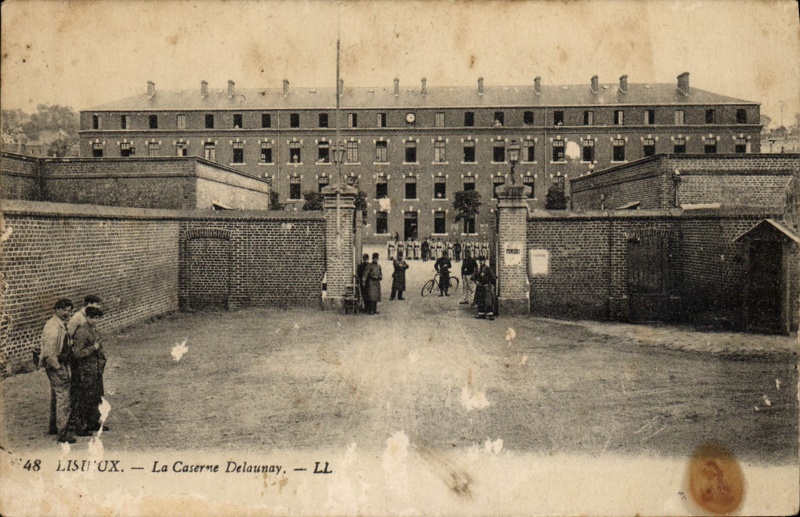 CPA Lisieux La Caserne Delaunay Militaria