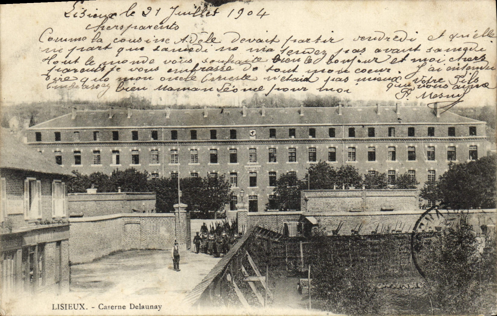 Lisieux - Caserne Delaunay — vue de l'édifice avec inscription manuscrite — éditeur non visible