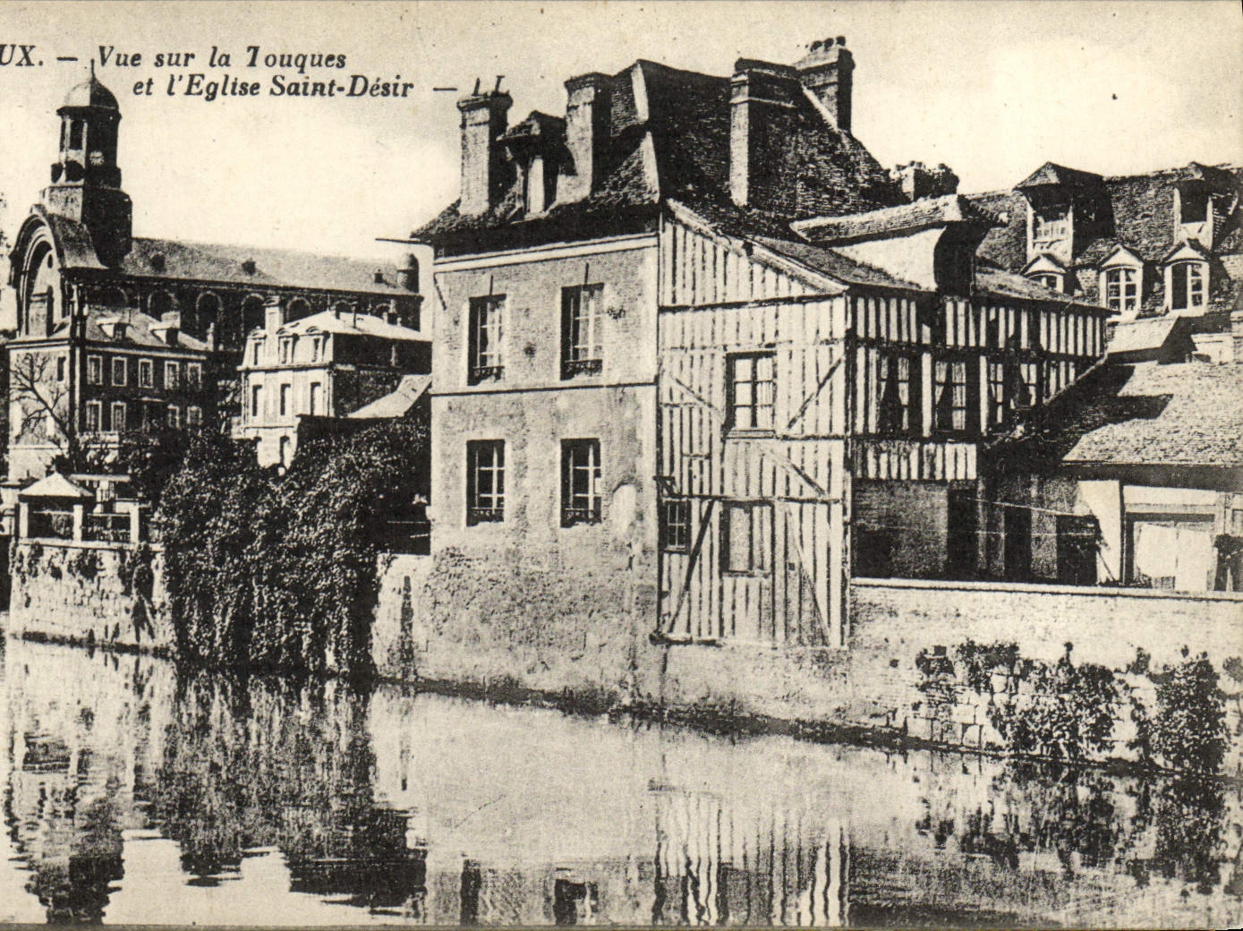 Touques — Vue sur la Touques et l'Église Saint-Désir —