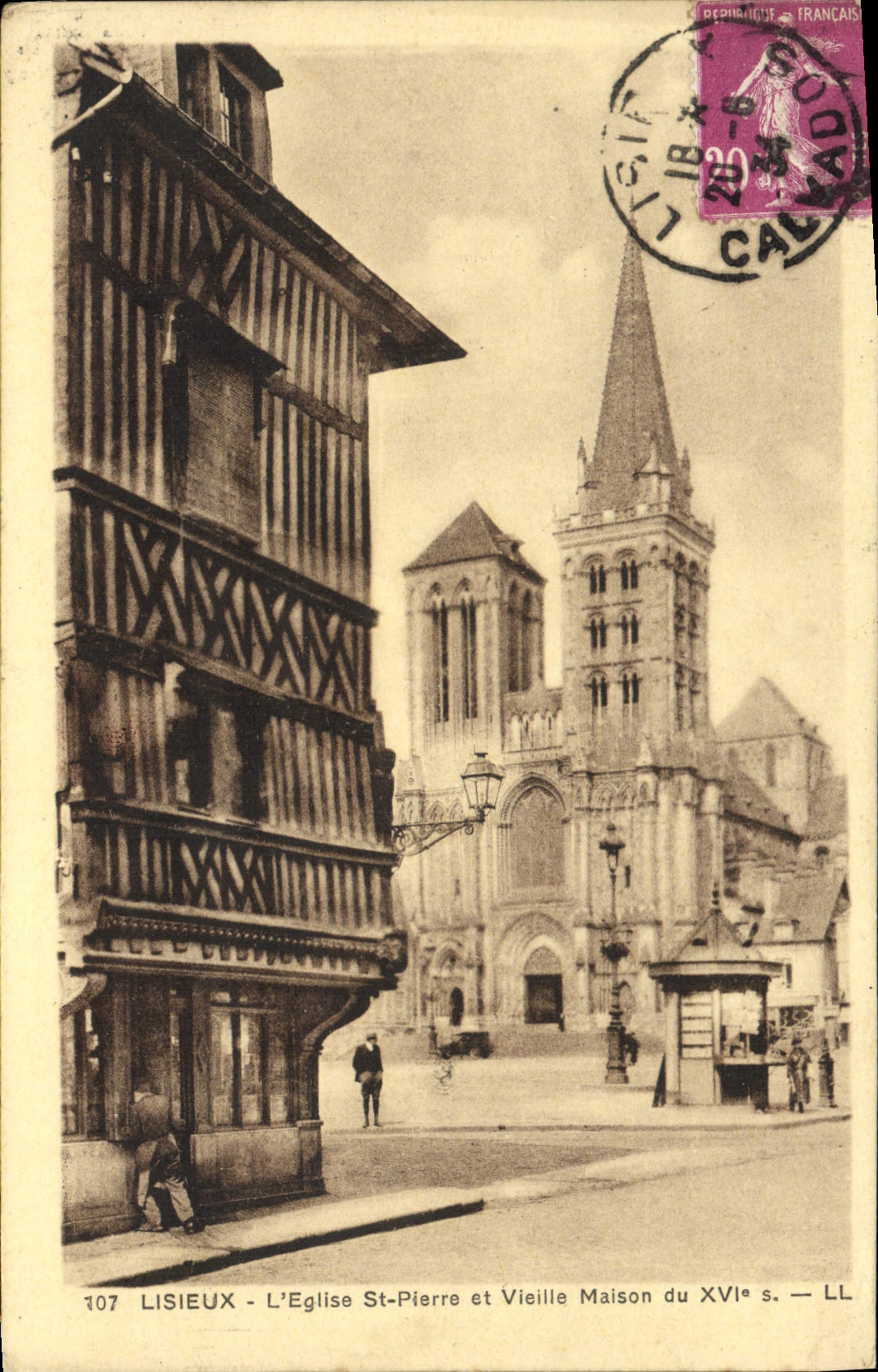 CPA Lisieux l'eglise saint pierre et vieille maison