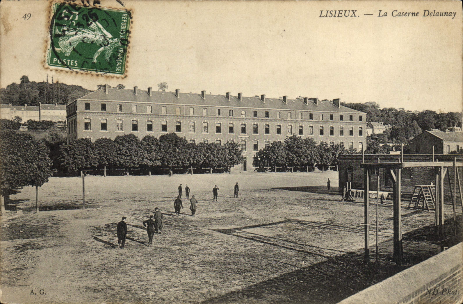CPA Lisieux La caserne Delaunay Militaria