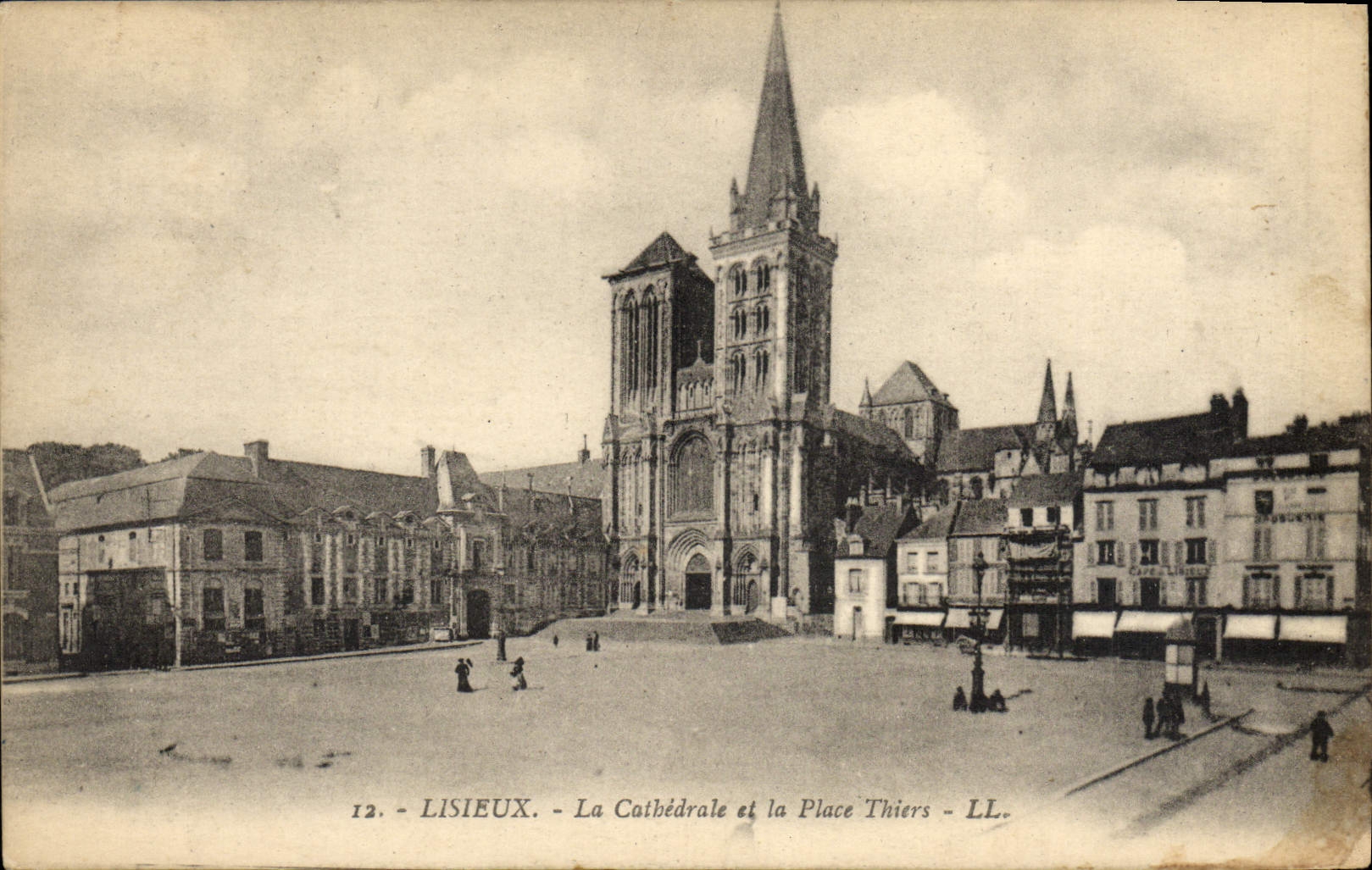 CPA Lisieux La cathedrale et la place thiers