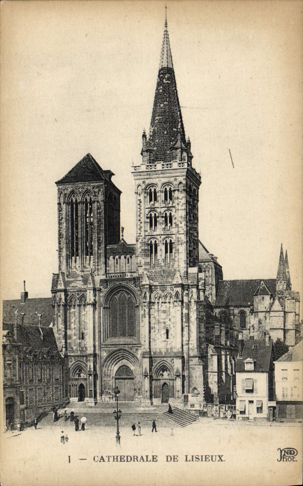 Cathédrale de Lisieux — vue de la façade et du clocher — JND Phot.