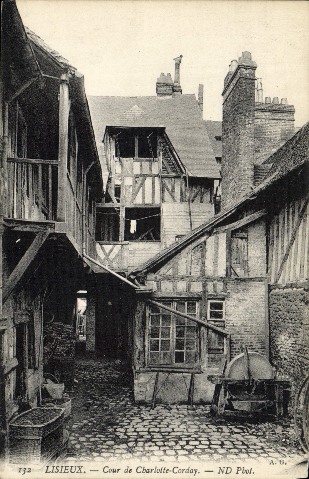Lisieux — Cour de Charlotte-Corday — ND Phot. A.G.