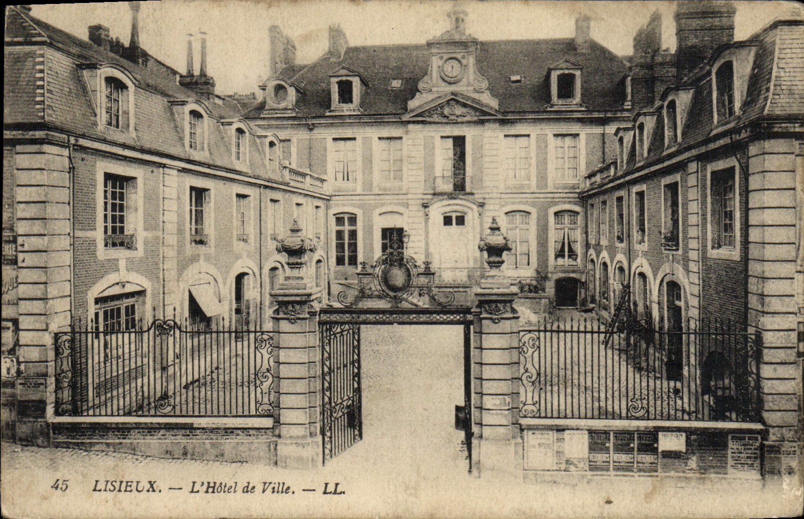 CPA Lisieux L'Hotel de ville