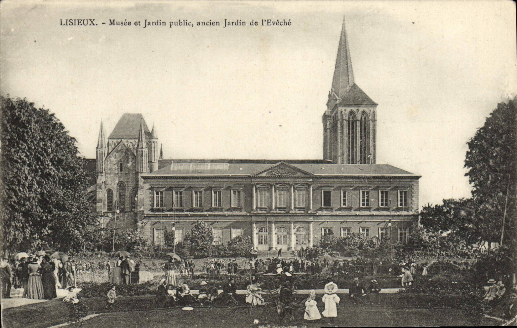 CPA Lisieux Musee et jardin public ancien jardin de l'eveche