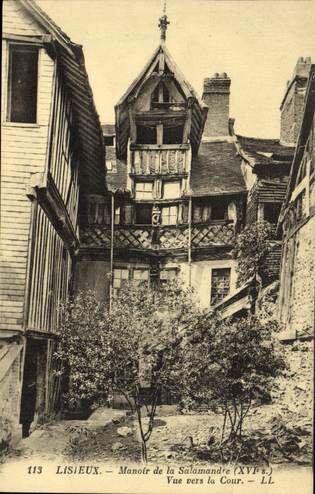 CPA Lisieux Manoir de la salamandre vue vers la cour