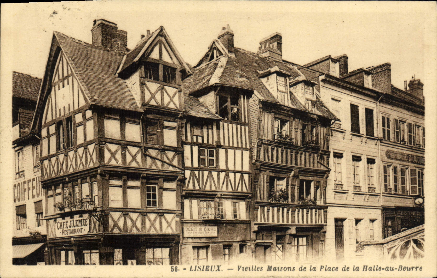 Lisieux — Alte Häuser auf der Place de la Halle-au-Beurre — Verlag G. Artigaud, Nr. 56