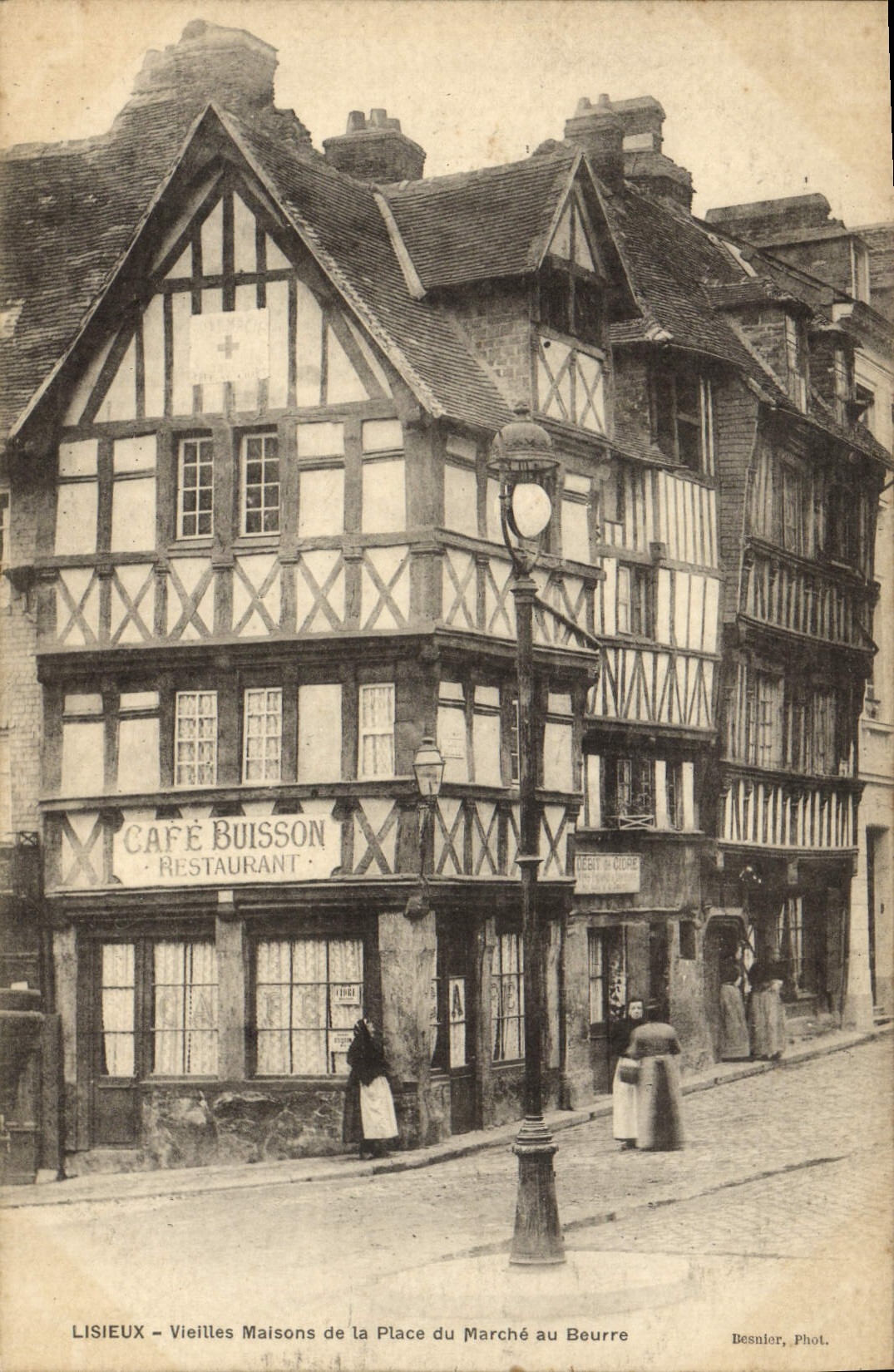 Lisieux — Vieilles Maisons de la Place du Marché au Beurre — Besnier, Phot.