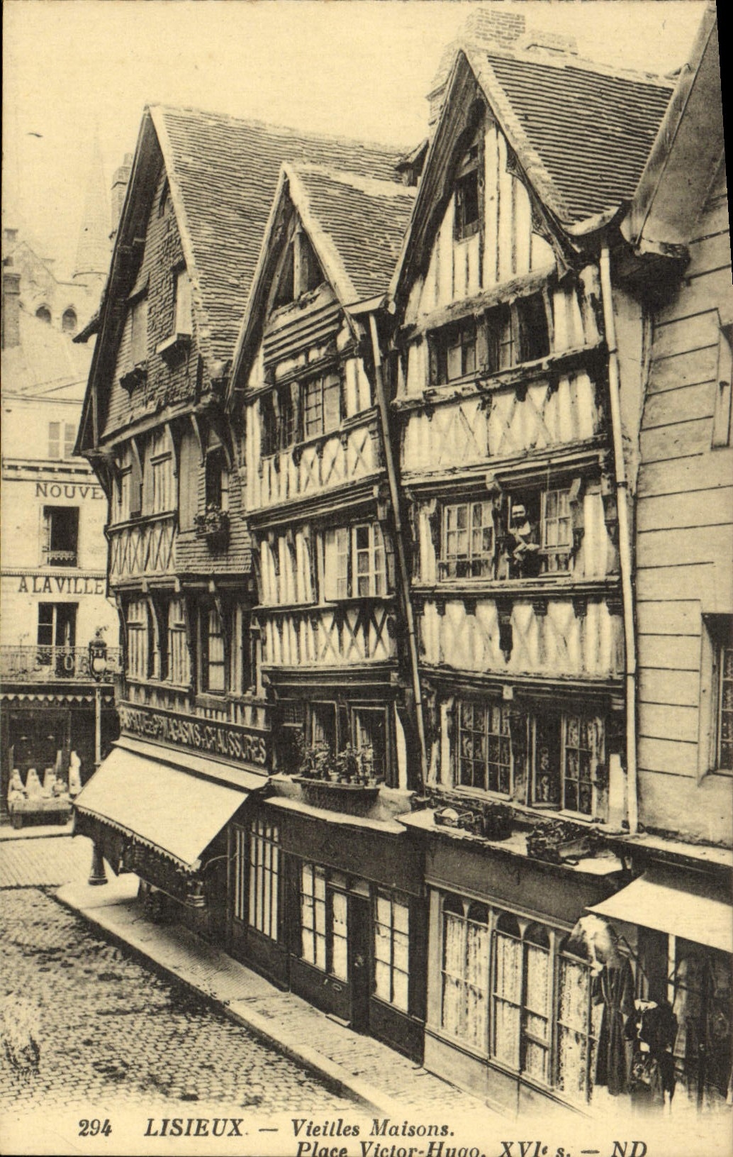 Lisieux — Vieilles Maisons. Place Victor-Hugo. XVIe s. — ND