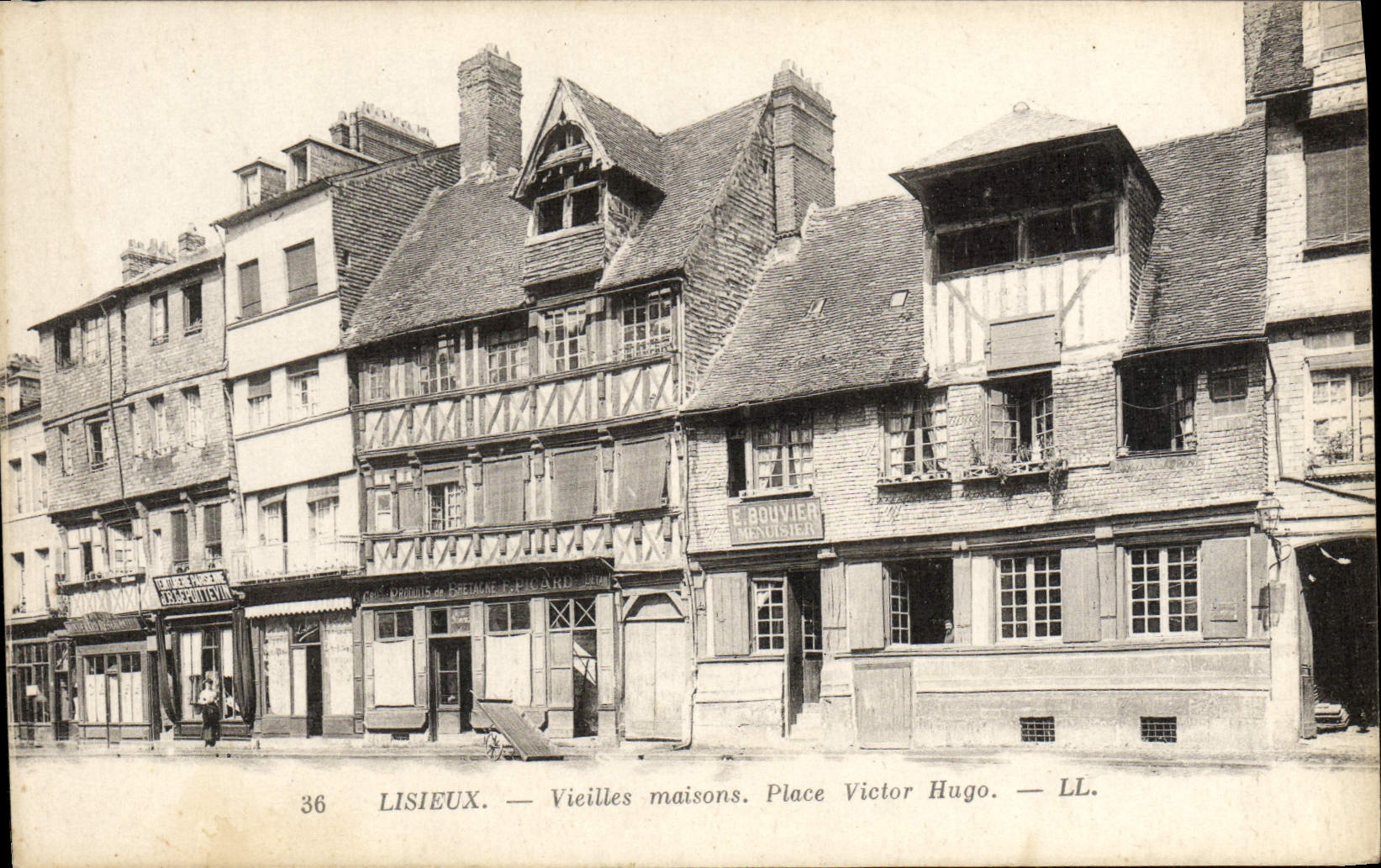 Lisieux — Vieilles maisons. Place Victor Hugo — LL.