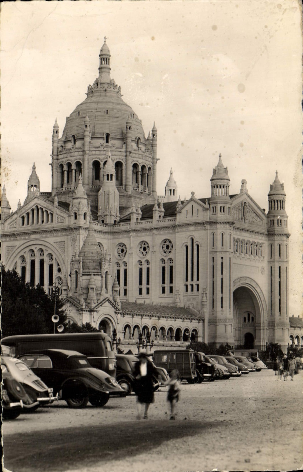 CPM Lisieux La basilique sainte therese