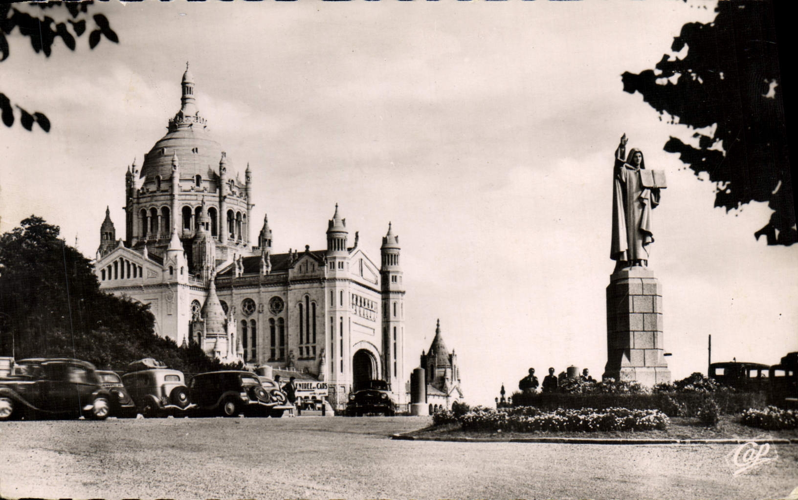 Lisieux — Basilique et Statue de Sainte-Thérèse — Réal-Photo