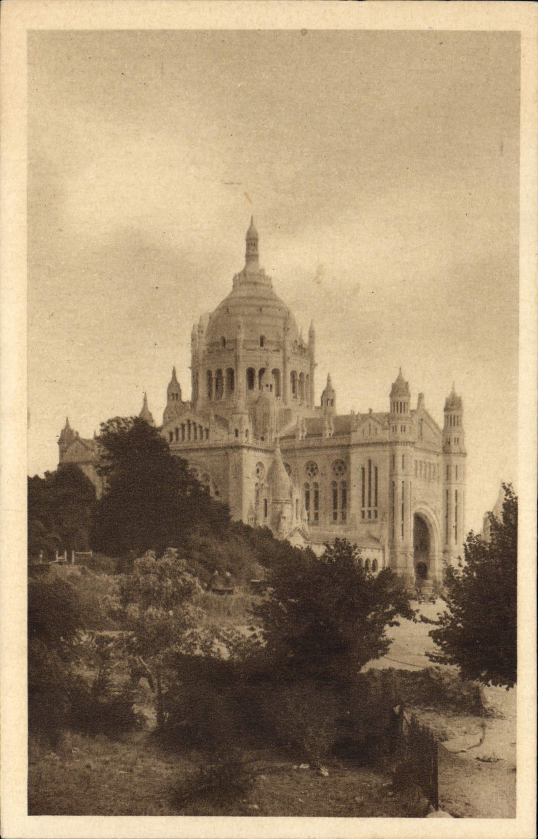 Lisieux (Calvados) — La Basilique — Éditions Artulaires et Publicitaires Caen