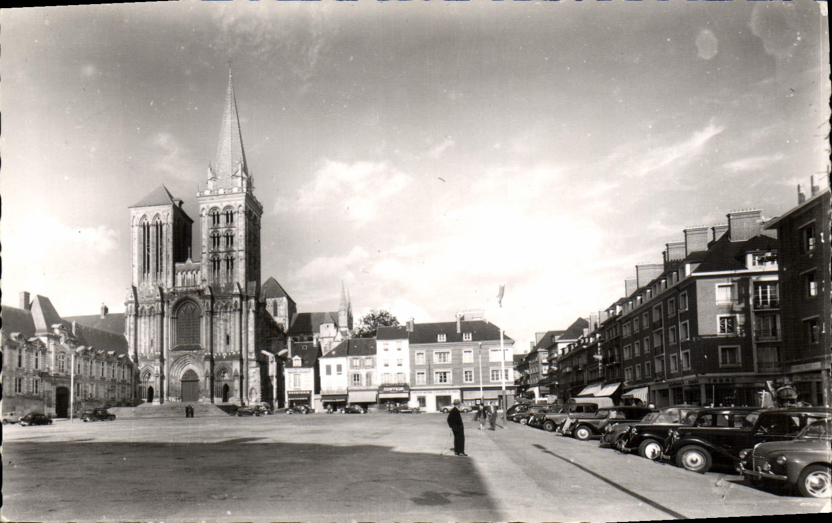 Lisieux (Calvados) — Cathédrale et rue Henry Chéron — Édition GALF, Paris