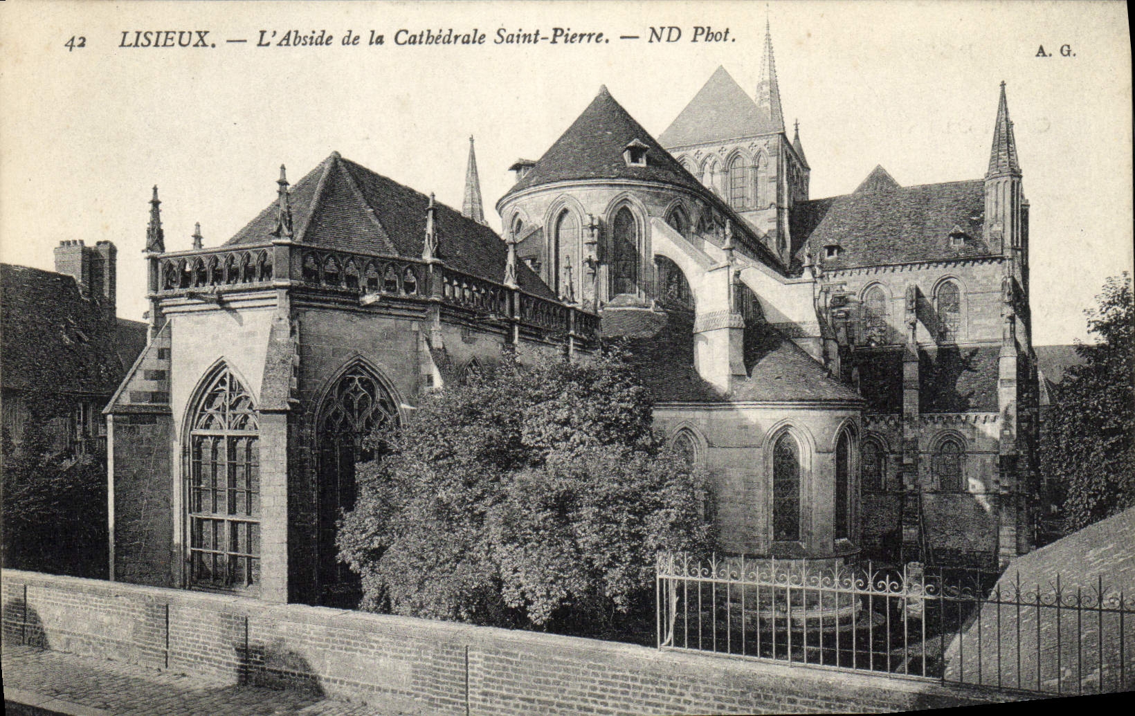 Lisieux — L'Abside de la Cathédrale Saint-Pierre — ND Phot. A.G.