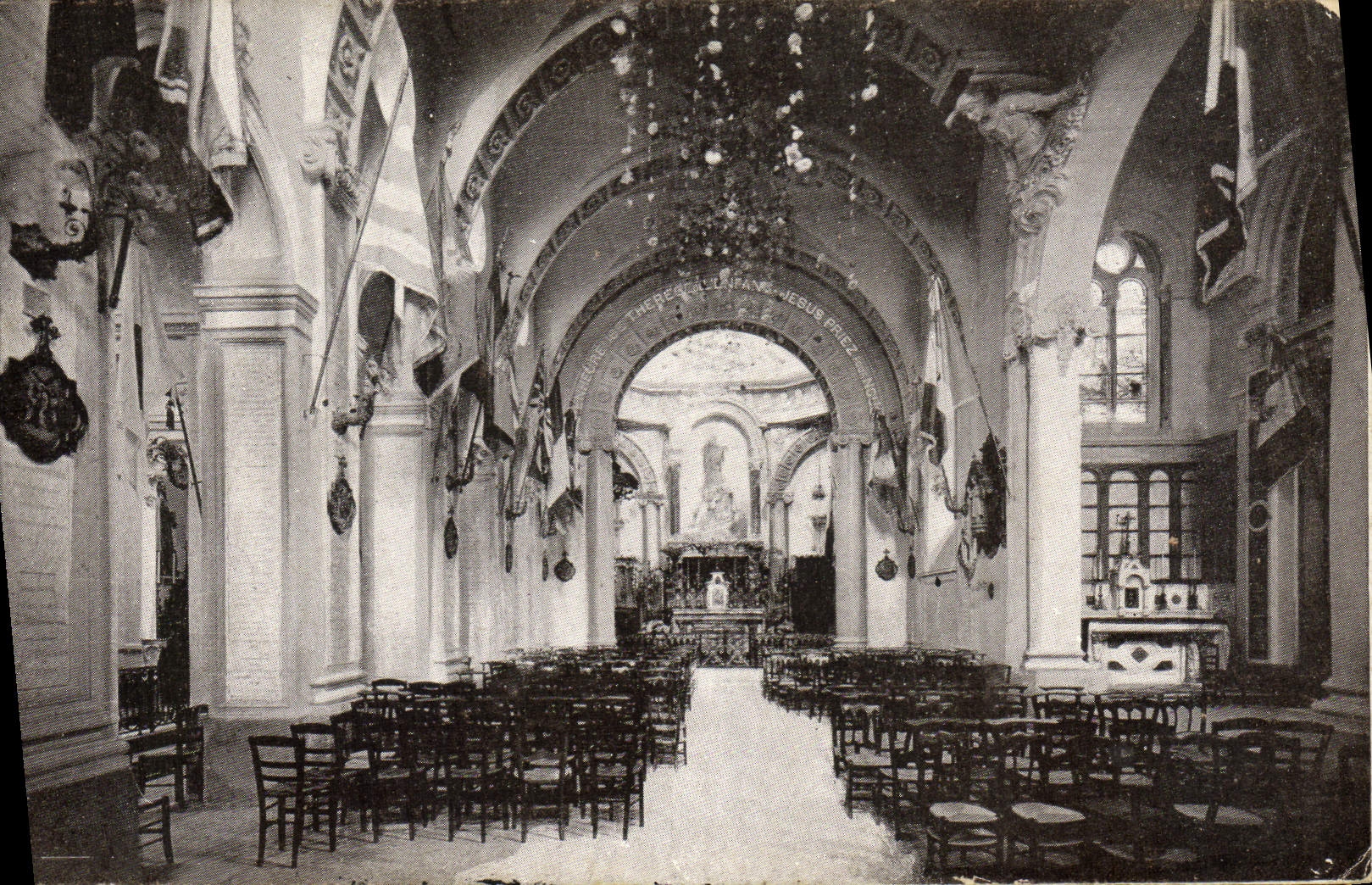 Chapelle des Carmélites de Lisieux — décorée pour les fêtes du Triduum, Mai 1923 — éditeur non visible