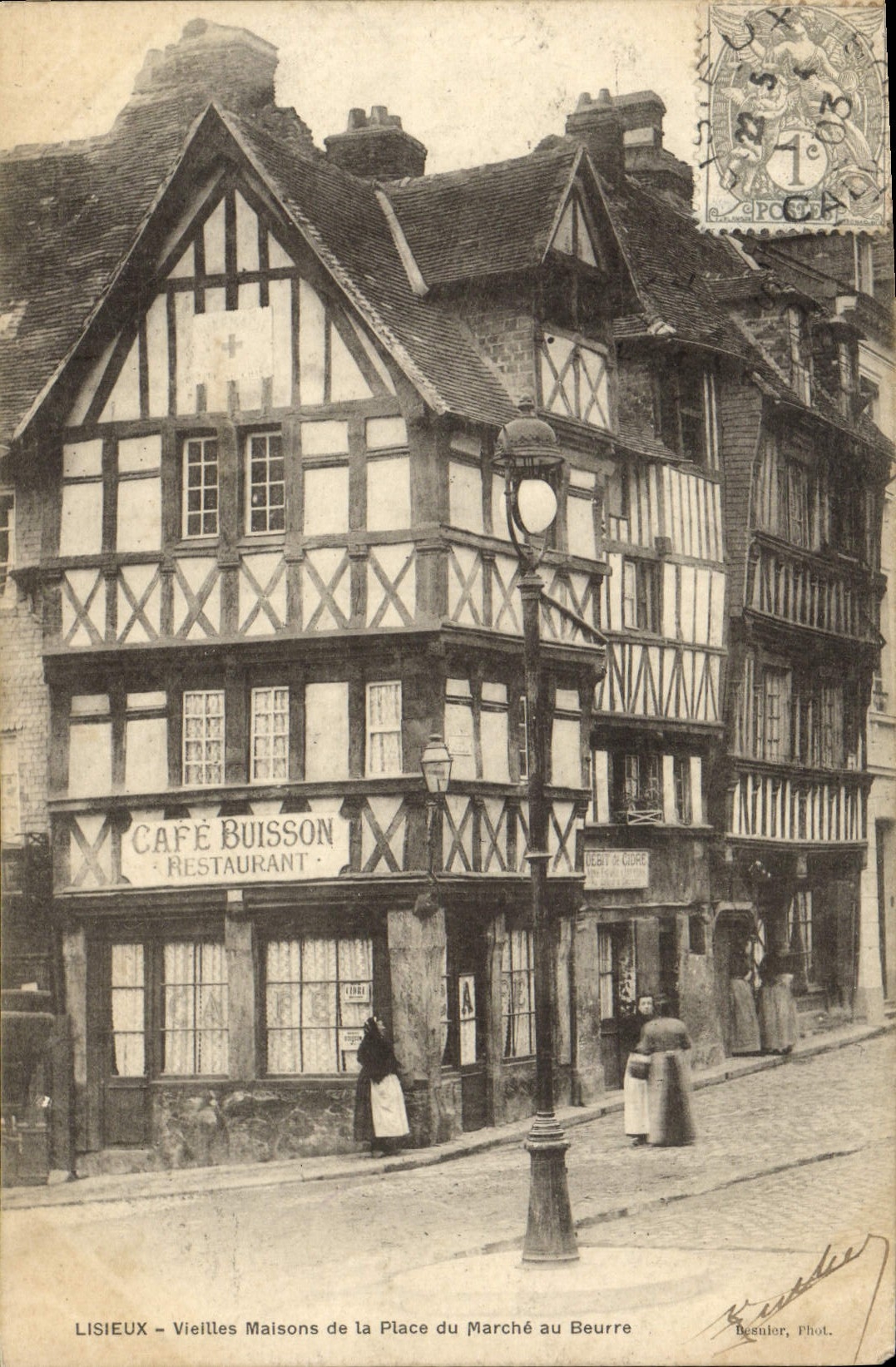 Lisieux — Vieilles Maisons de la Place du Marché au Beurre — Bonnier, Phot.